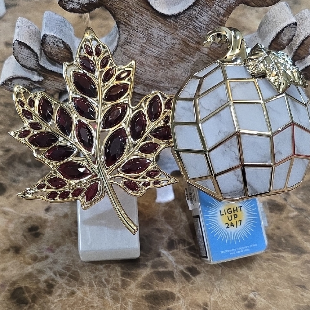 Bath & Body Works Gold and Burgundy Leaf And Gold White Pumpkin Wallflower Light